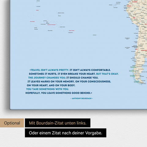 Weltkarte in Multicolor Atlas mit eingedrucktem Zitat von Anthony Bourdain, das bei einer Personalisierung gegen ein beliebiges anderes Zitat ersetzt werden kann