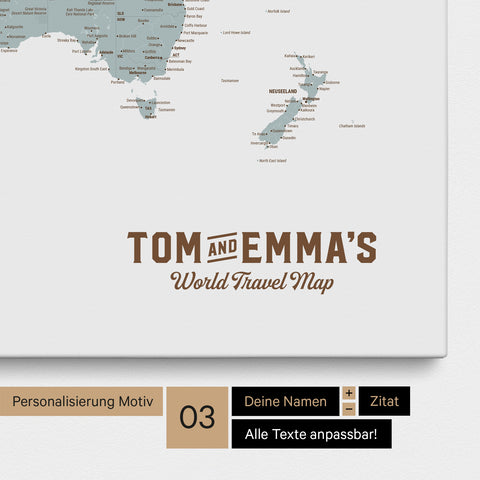 Personnalisation d'une carte du monde tableau d'affichage en Multicolor Light avec un logo au style vintage, où les noms et le sous-titre « World Travel Map » peuvent être modifiés