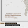 Carte du monde en Multicolor Light avec une citation imprimée d'Anthony Bourdain, qui peut être remplacée par n'importe quelle autre citation lors d'une personnalisation