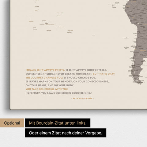 Weltkarte in Multicolor Matt mit eingedrucktem Zitat von Anthony Bourdain, das bei einer Personalisierung gegen ein beliebiges anderes Zitat ersetzt werden kann