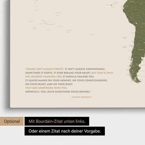 Weltkarte in Multicolor Vivid mit eingedrucktem Zitat von Anthony Bourdain, das bei einer Personalisierung gegen ein beliebiges anderes Zitat ersetzt werden kann