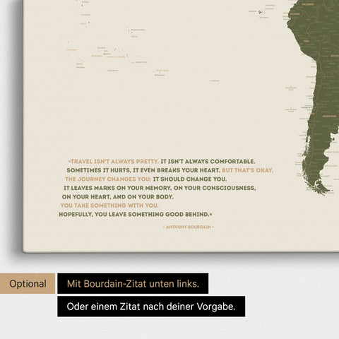 Weltkarte in Olive Green mit eingedrucktem Zitat von Anthony Bourdain, das bei einer Personalisierung gegen ein beliebiges anderes Zitat ersetzt werden kann