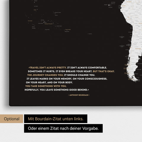 Weltkarte in Schwarz-Weiß mit eingedrucktem Zitat von Anthony Bourdain, das bei einer Personalisierung gegen ein beliebiges anderes Zitat ersetzt werden kann