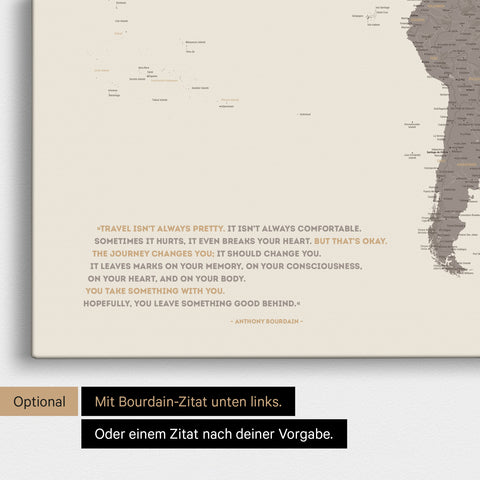 Weltkarte in Braun-Grau (Warmgray) mit eingedrucktem Zitat von Anthony Bourdain, das bei einer Personalisierung gegen ein beliebiges anderes Zitat ersetzt werden kann