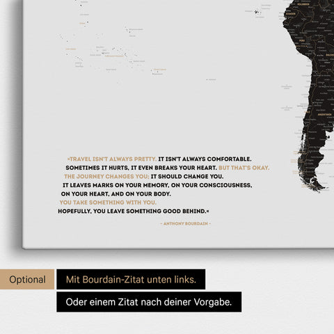 Weltkarte in Weiß-Schwarz mit eingedrucktem Zitat von Anthony Bourdain, das bei einer Personalisierung gegen ein beliebiges anderes Zitat ersetzt werden kann