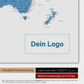Weltkarte Poster in Blau mit eingedrucktem Firmenlogo