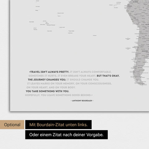 Poster einer Weltkarte in Hellgrau mit eingedrucktem Zitat von Anthony Bourdain, das bei einer Personalisierung gegen ein beliebiges anderes Zitat ersetzt werden kann