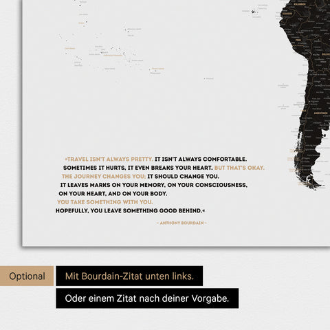 Poster einer Weltkarte in Weiß-Schwarz mit eingedrucktem Zitat von Anthony Bourdain, das bei einer Personalisierung gegen ein beliebiges anderes Zitat ersetzt werden kann