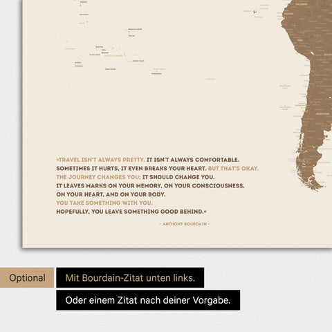 Poster einer Weltkarte in Multicolor Brown mit eingedrucktem Zitat von Anthony Bourdain, das bei einer Personalisierung gegen ein beliebiges anderes Zitat ersetzt werden kann