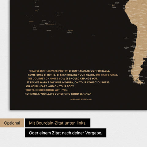 Poster einer Weltkarte in Sonar Black mit eingedrucktem Zitat von Anthony Bourdain, das bei einer Personalisierung gegen ein beliebiges anderes Zitat ersetzt werden kann