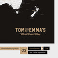 Weltkarte in Farbe Schwarz-Weiss mit einem Vintage-Logo als moderne Personalisierung
