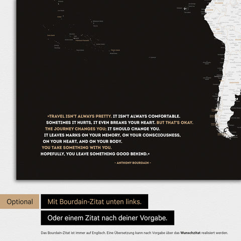 Weltkarte in Farbe Schwarz-Weiss mit eingedrucktem Zitat von Anthony Bourdain, das bei einer Personalisierung gegen ein beliebiges anderes Zitat ersetzt werden kann