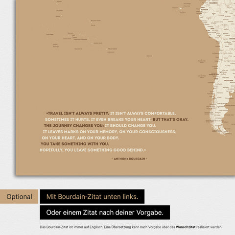 Weltkarte in Farbe Treasure Gold mit eingedrucktem Zitat von Anthony Bourdain, das bei einer Personalisierung gegen ein beliebiges anderes Zitat ersetzt werden kann