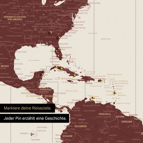 Detail einer Zeitzonen-Weltkarte als Pinn-Leinwand in Bordeaux-Rot zeigt eine mit Pins abgesteckte Reiseroute in der Karibik und im Süden der USA