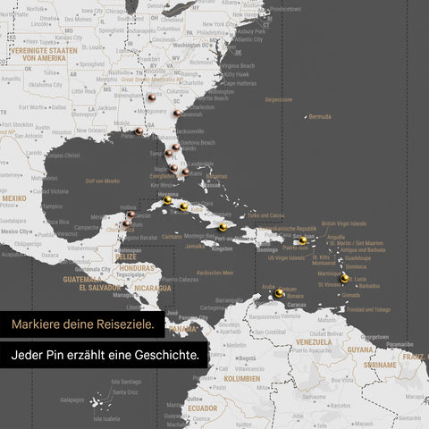 Detail einer Zeitzonen-Weltkarte als Pinn-Leinwand in Dunkelgrau zeigt eine mit Pins abgesteckte Reiseroute in der Karibik und im Süden der USA