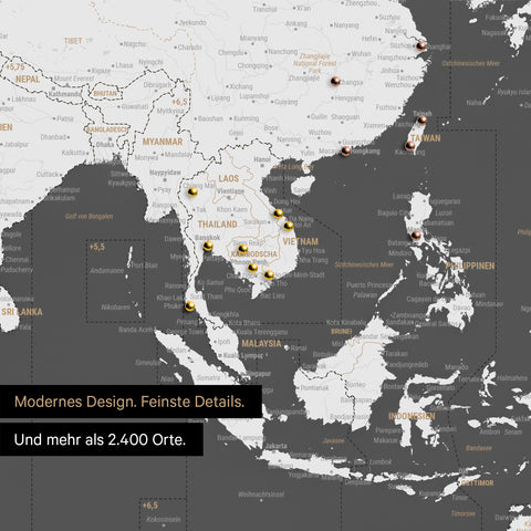 Ausschnitt einer Zeitzonen-Weltkarte in Farbe Dark Gray (Dunkelgrau) zeigt Karte von Asien und verschieden farbigen Pins zur Markierung von besuchten Reisezielen
