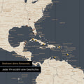 Detail einer Zeitzonen-Weltkarte als Pinn-Leinwand in Hale Navy (Blau-Gold) zeigt eine mit Pins abgesteckte Reiseroute in der Karibik und im Süden der USA