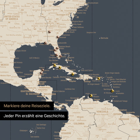 Detail einer Zeitzonen-Weltkarte als Pinn-Leinwand in Hale Navy (Blau-Gold) zeigt eine mit Pins abgesteckte Reiseroute in der Karibik und im Süden der USA