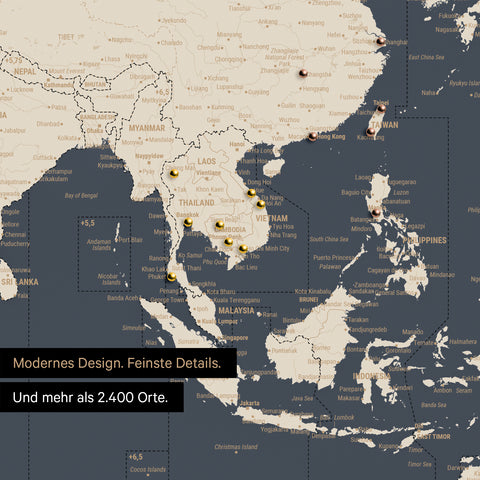 Ausschnitt einer Zeitzonen-Weltkarte in Farbe Hale Navy (Dunkelblau Gold) zeigt Karte von Asien und verschieden farbigen Pins zur Markierung von besuchten Reisezielen