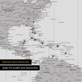 Detail einer Zeitzonen-Weltkarte als Pinn-Leinwand in Hellgrau zeigt eine mit Pins abgesteckte Reiseroute in der Karibik und im Süden der USA