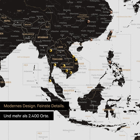 Ausschnitt einer Zeitzonen-Weltkarte in Farbe Light Black zeigt Karte von Asien und verschieden farbigen Pins zur Markierung von besuchten Reisezielen