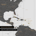Detail einer Zeitzonen-Weltkarte als Pinn-Leinwand in Light Gray zeigt eine mit Pins abgesteckte Reiseroute in der Karibik und im Süden der USA