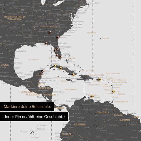 Detail einer Zeitzonen-Weltkarte als Pinn-Leinwand in Light Gray zeigt eine mit Pins abgesteckte Reiseroute in der Karibik und im Süden der USA