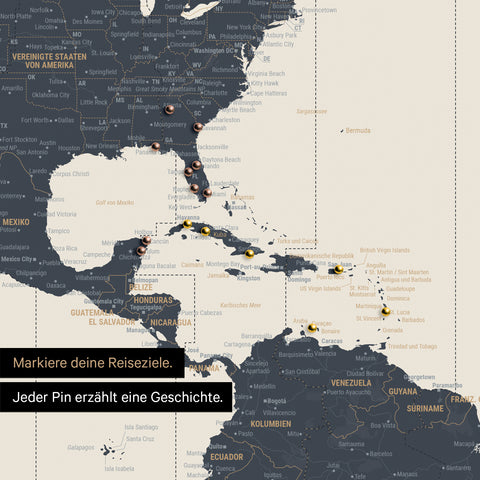 Detail einer Zeitzonen-Weltkarte als Pinn-Leinwand in Navy Light zeigt eine mit Pins abgesteckte Reiseroute in der Karibik und im Süden der USA
