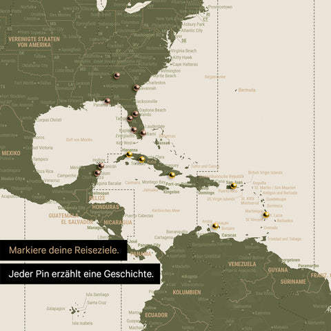 Detail einer Zeitzonen-Weltkarte als Pinn-Leinwand in Olive Green zeigt eine mit Pins abgesteckte Reiseroute in der Karibik und im Süden der USA