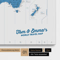 Zeitzonen-Weltkarte als Pinnwand Leinwand in Blau mit Personalisierung und Eindruck mit deinem Namen