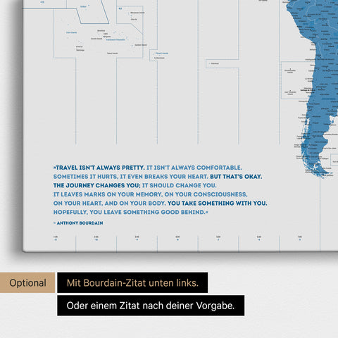 Personalisierbare Weltkarte mit UTC-Zeitzonen in Farbe Blau mit eingedrucktem Zitat von Anthony Bourdain