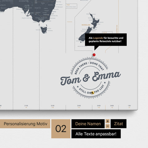 Personalisierte UTC Zeitzonen-Weltkarte als Pinnwand Leinwand in Denim Blue mit eingedruckten Namen und einer Legende zur Markierung von besuchten Orten