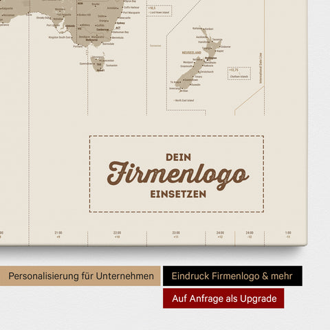 Zeitzonen-Weltkarte als Pinn-Leinwand in Desert Sand (Beige) mit Eindruck eines Firmenlogos