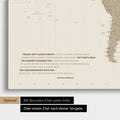 Zeitzonen-Weltkarte in Desert Sand (Beige) mit eingedrucktem Zitat von Anthony Bourdain