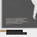 Zeitzonen-Weltkarte in Dunkelgrau mit eingedrucktem Zitat von Anthony Bourdain