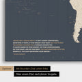 Zeitzonen-Weltkarte in Hale Navy (Blau-Gold) mit eingedrucktem Zitat von Anthony Bourdain