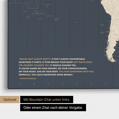 Personalisierbare Weltkarte mit UTC-Zeitzonen in Farbe Hale Navy (Dunkelblau Gold) mit eingedrucktem Zitat von Anthony Bourdain