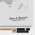 Zeitzonen-Weltkarte als Pinnwand Leinwand in Hellgrau mit Personalisierung und Eindruck mit deinem Namen