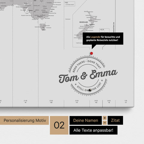 Personalisierte UTC Zeitzonen-Weltkarte als Pinnwand Leinwand in Hellgrau mit eingedruckten Namen und einer Legende zur Markierung von besuchten Orten