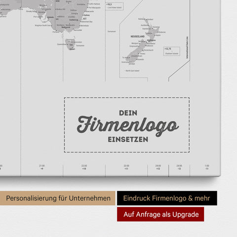 Zeitzonen-Weltkarte als Pinn-Leinwand in Hellgrau mit Eindruck eines Firmenlogos