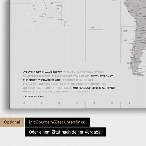 Zeitzonen-Weltkarte in Hellgrau mit eingedrucktem Zitat von Anthony Bourdain