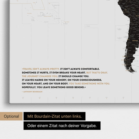 Personalisierbare Weltkarte mit UTC-Zeitzonen in Farbe Light Black mit eingedrucktem Zitat von Anthony Bourdain