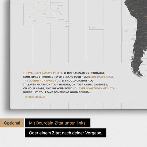 Personalisierbare Weltkarte mit UTC-Zeitzonen in Farbe Light Gray mit eingedrucktem Zitat von Anthony Bourdain