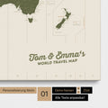 Zeitzonen-Weltkarte als Pinnwand Leinwand in Olive Green mit Personalisierung und Eindruck mit deinem Namen