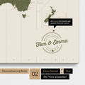 Personalisierte UTC Zeitzonen-Weltkarte als Pinnwand Leinwand in Olive Green mit eingedruckten Namen und einer Legende zur Markierung von besuchten Orten