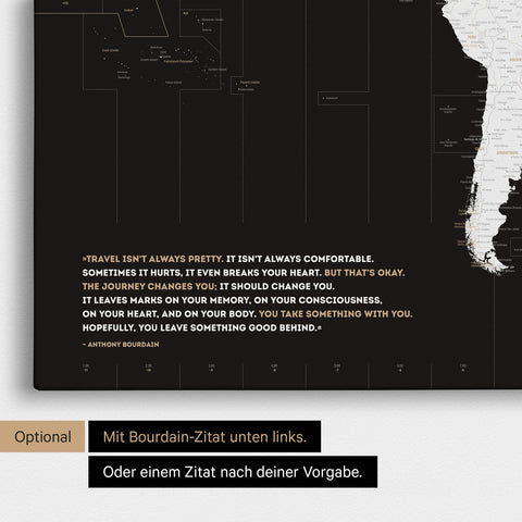 Personalisierbare Weltkarte mit UTC-Zeitzonen in Farbe Dark Black (Schwarz-Weiß) mit eingedrucktem Zitat von Anthony Bourdain