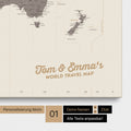 Zeitzonen-Weltkarte als Pinnwand Leinwand in Warmgray (Braun-Grau) mit Personalisierung und Eindruck mit deinem Namen