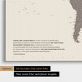 Zeitzonen-Weltkarte in Warmgray (Braun-Grau) mit eingedrucktem Zitat von Anthony Bourdain
