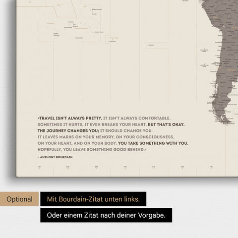 Zeitzonen-Weltkarte in Warmgray (Braun-Grau) mit eingedrucktem Zitat von Anthony Bourdain