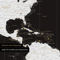 Detail einer Zeitzonen-Weltkarte als Pinn-Leinwand in Schwarz-Weiß zeigt eine mit Pins abgesteckte Reiseroute in der Karibik und im Süden der USA